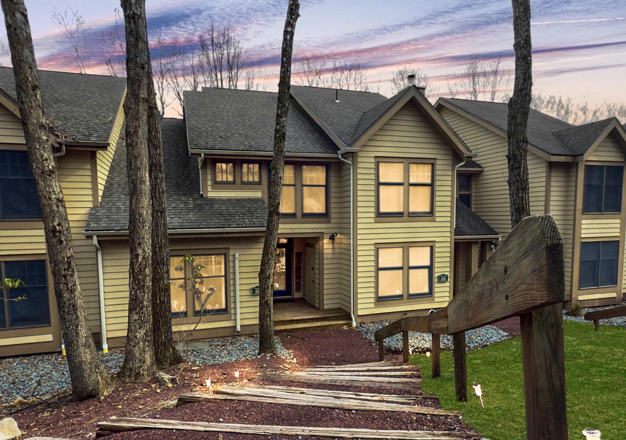 Oak Ct, Tannersville, PA 18372