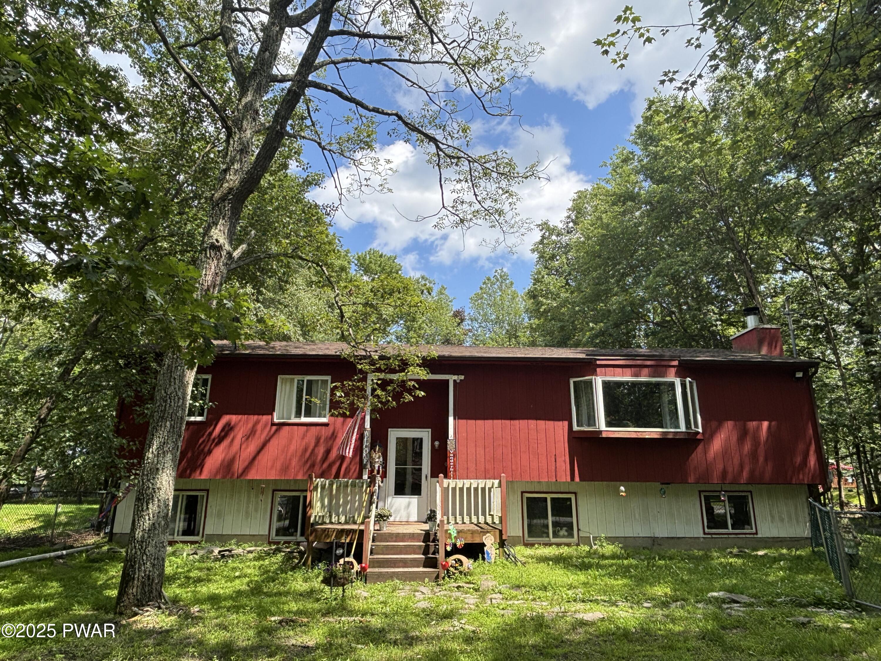 Roundhill Rd, Dingmans Ferry, PA 18328