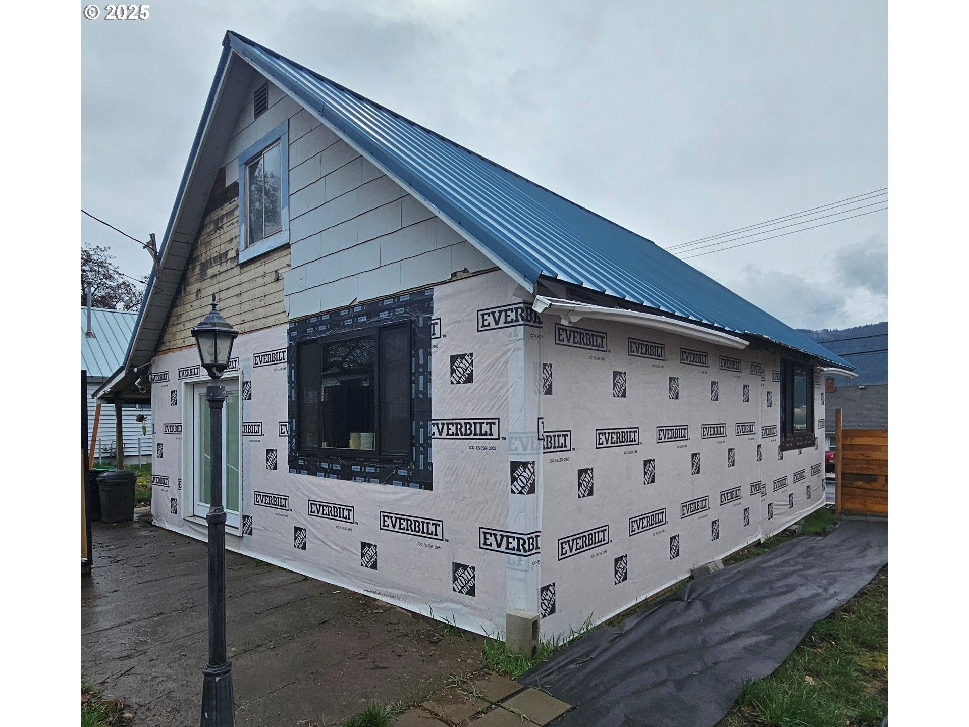 N Walnut St, Bingen, WA 98605