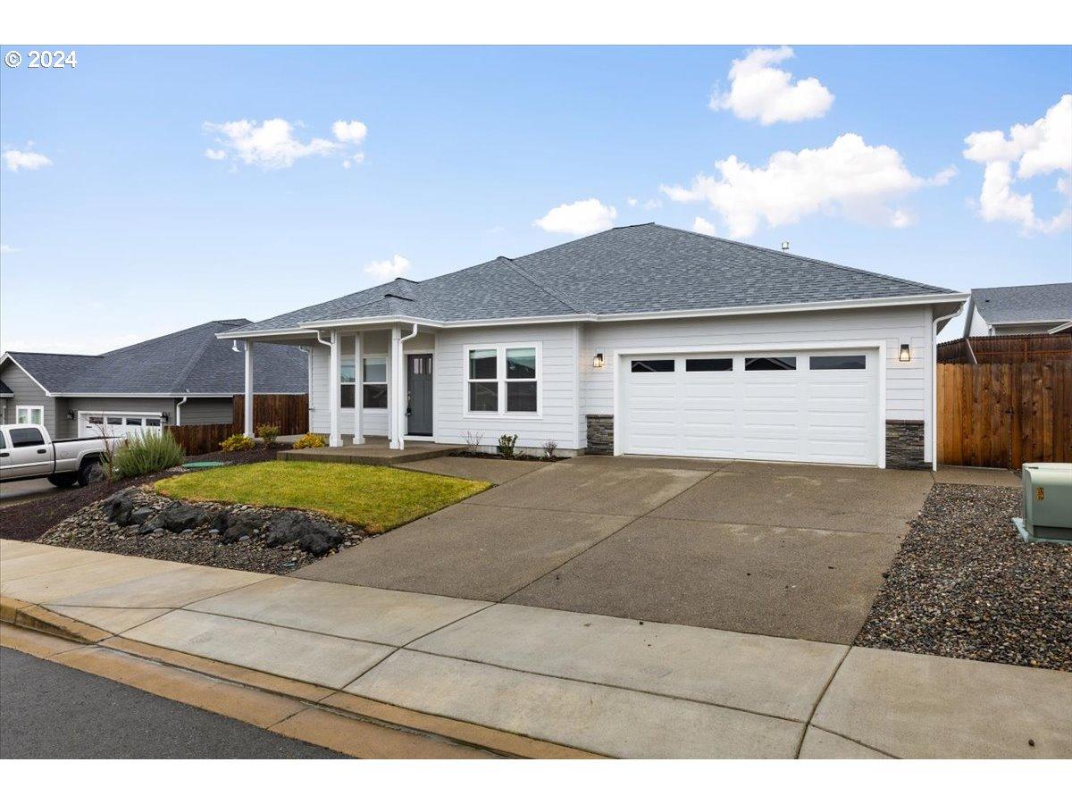 Medina Ave, Sutherlin, OR 97479