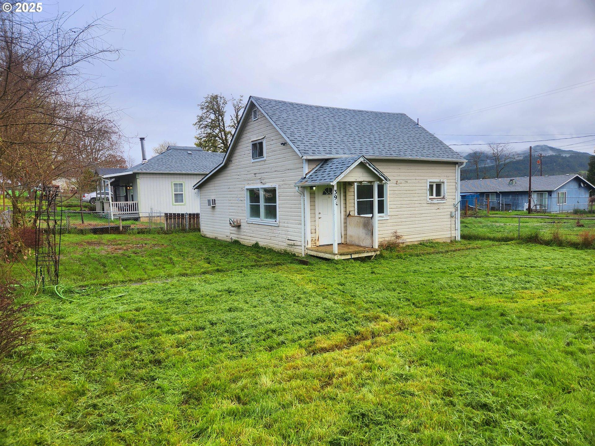 Applegate Ave, Yoncalla, OR 97499