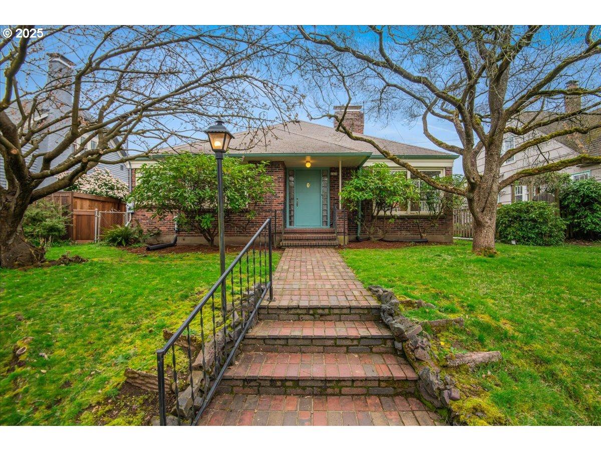 N Moore Ave, Portland, OR 97217
