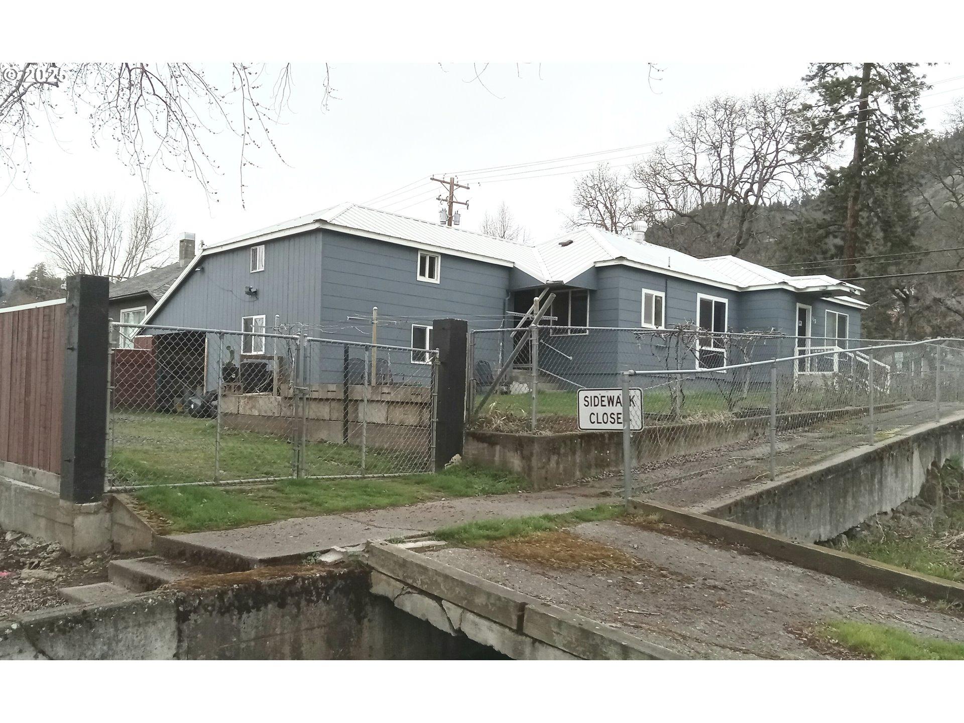 N Walnut St, Bingen, WA 98605