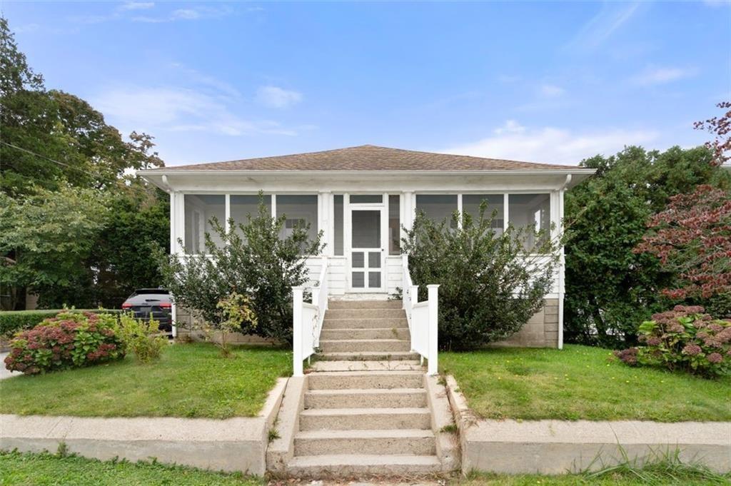 Maplewood Ave, Cranston, RI 02920