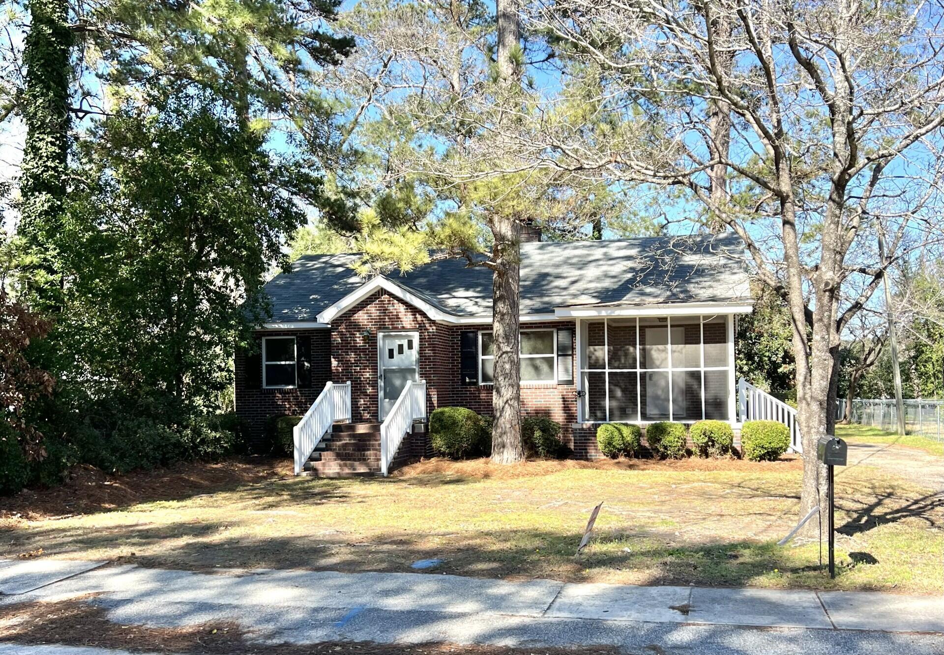 Hampton St, Elloree, SC 29047