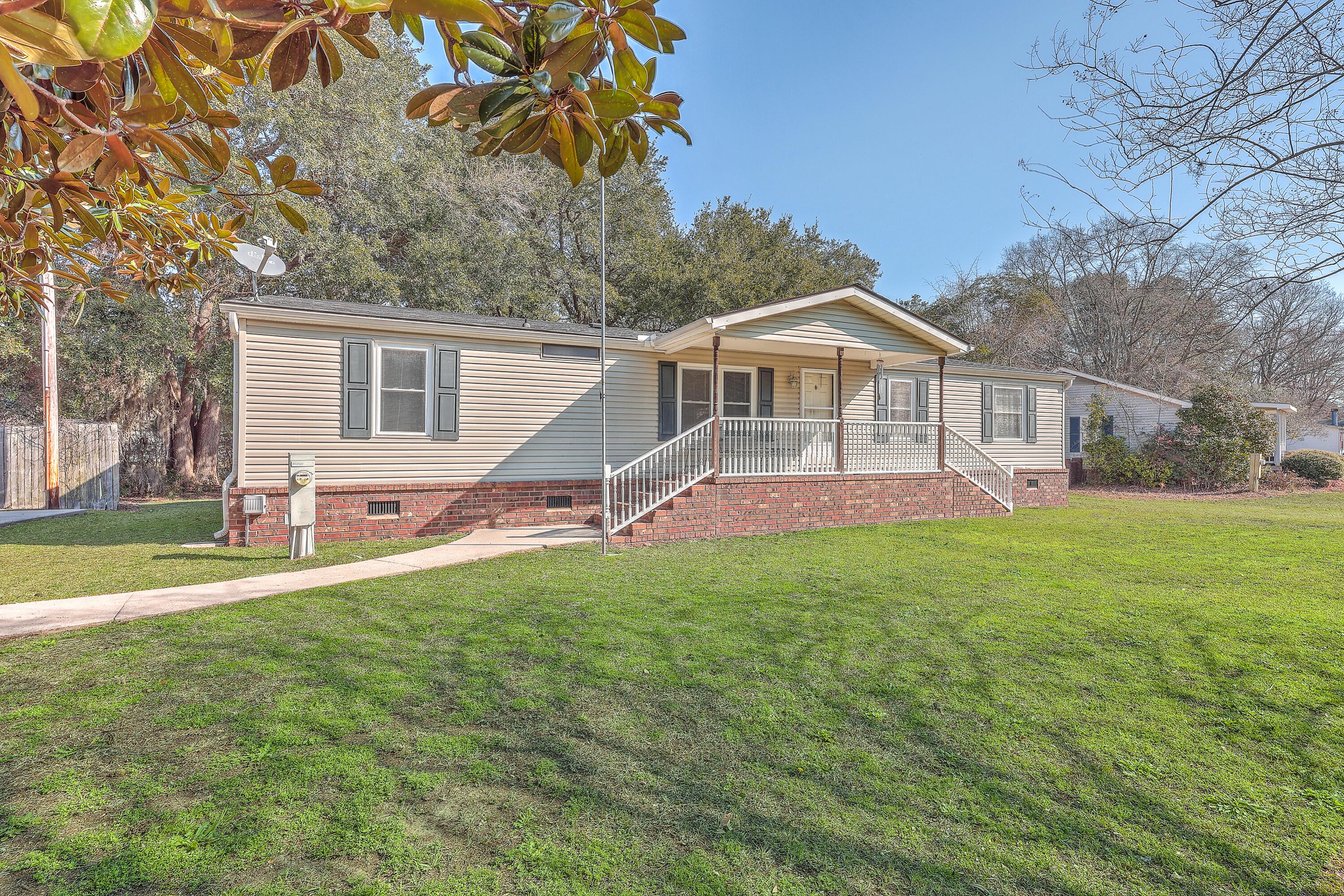 Barn Rd, Bonneau, SC 29431