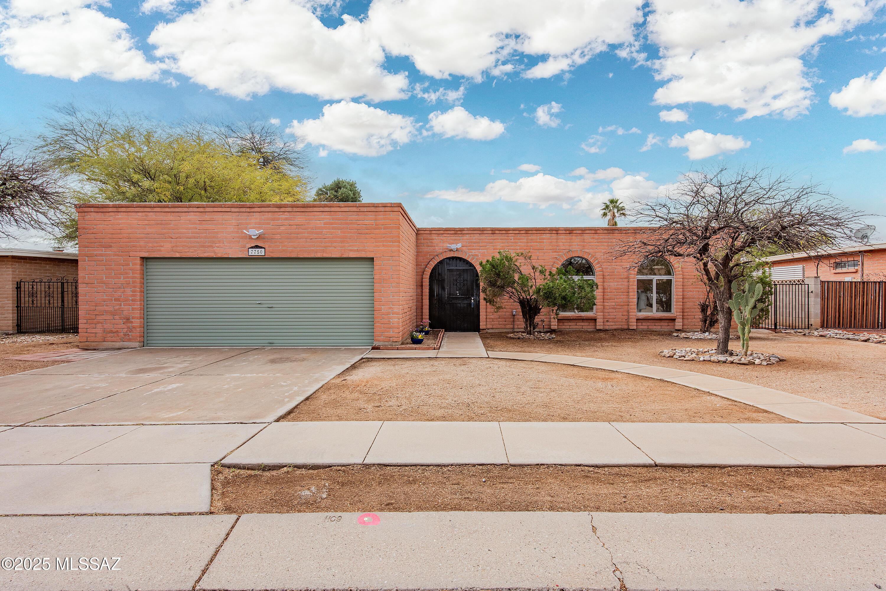 E Lurlene Dr, Tucson, AZ 85730