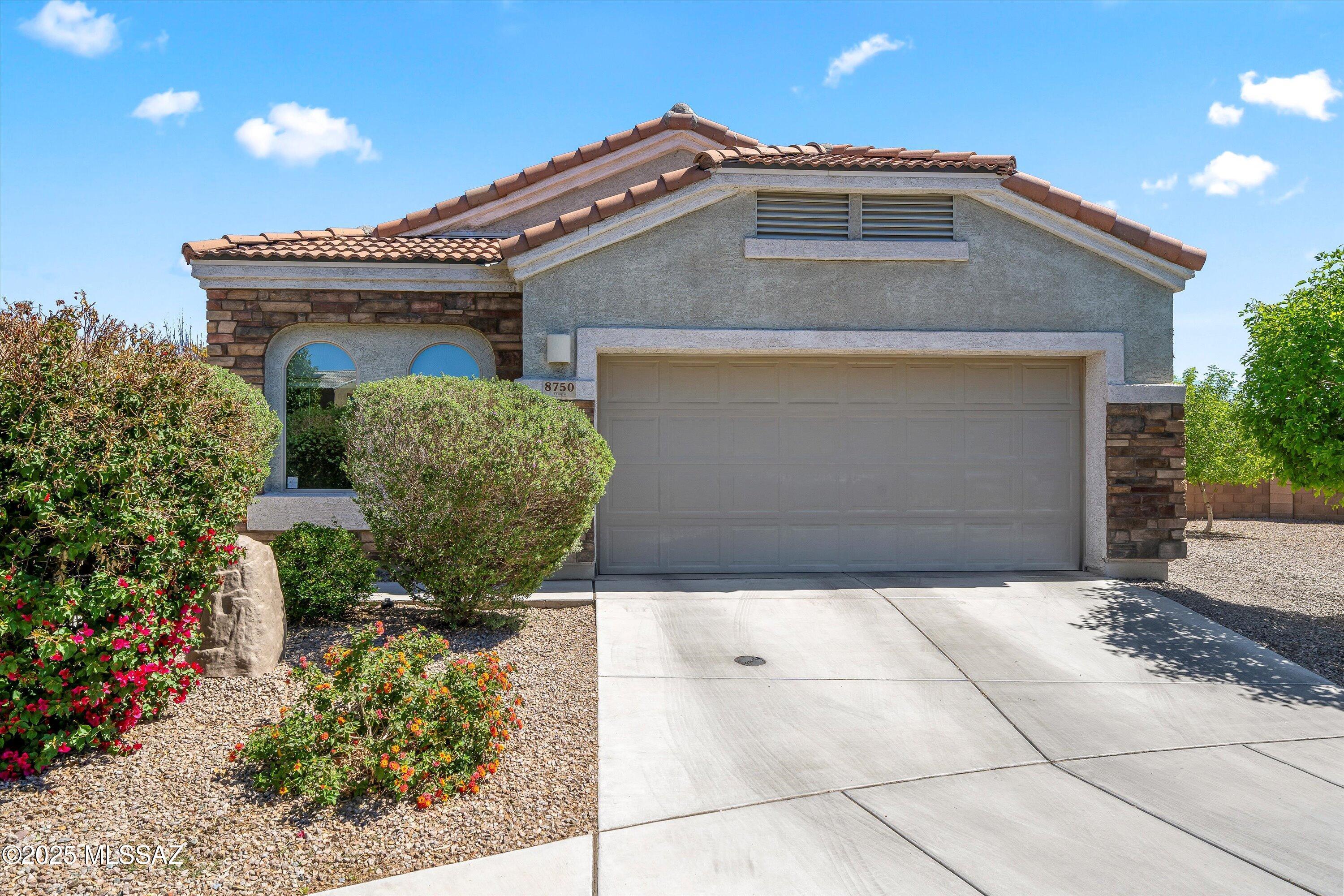 N White Spruce Dr, Tucson, AZ 85743