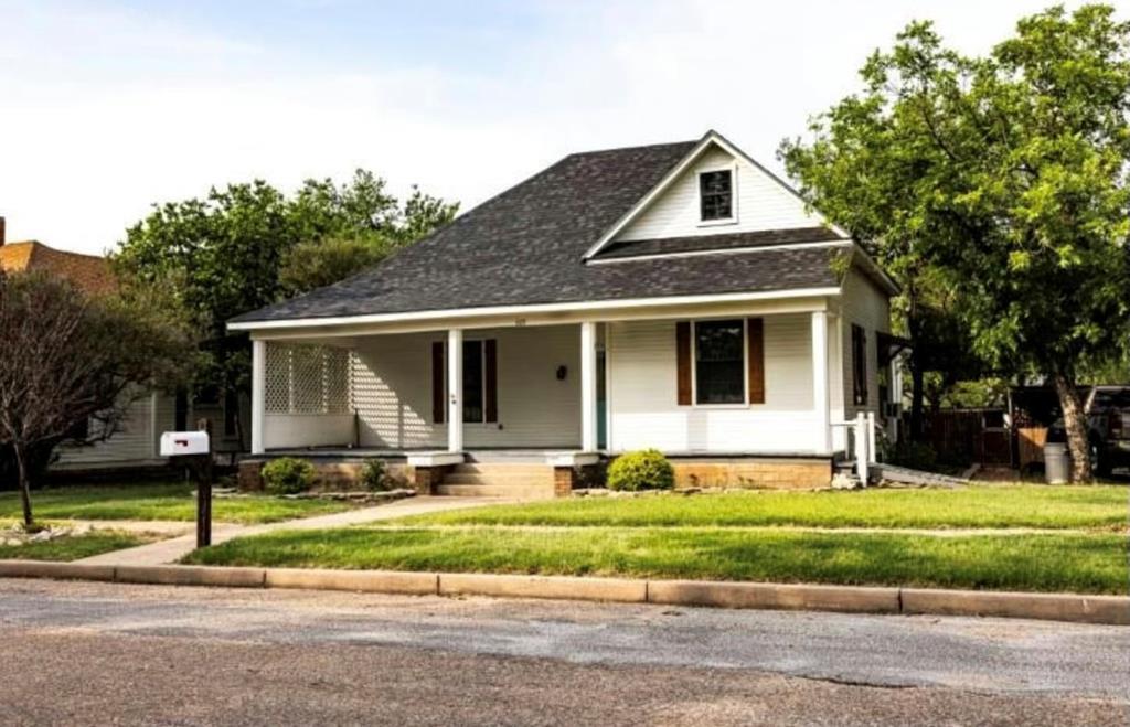 N 6th St, Ballinger, TX 76821