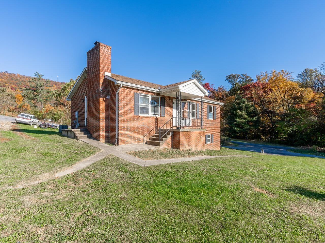 Clarence Dr, Singers Glen, VA 22850