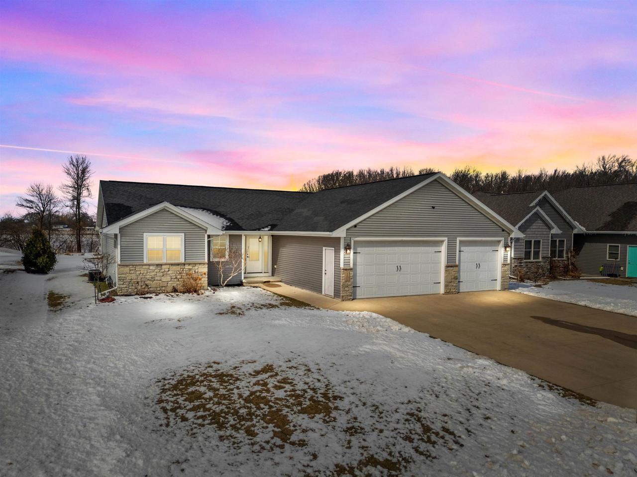 Spring Valley Rd, Menasha, WI 54952