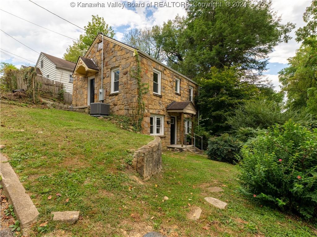 Rosalie Dr, Charleston, WV 25302