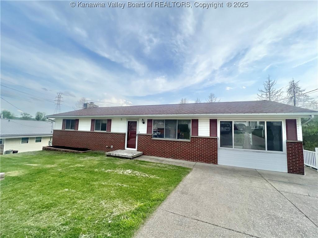 Holley Dr, Nitro, WV 25143