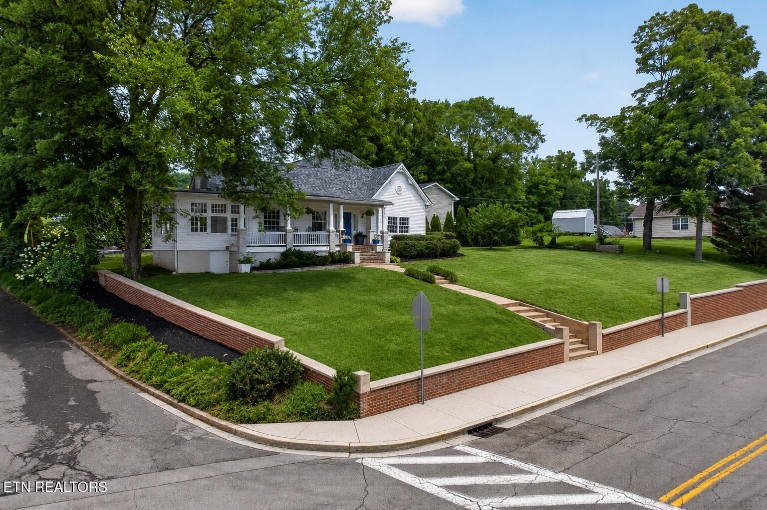 N Hicks St, Clinton, TN 37716