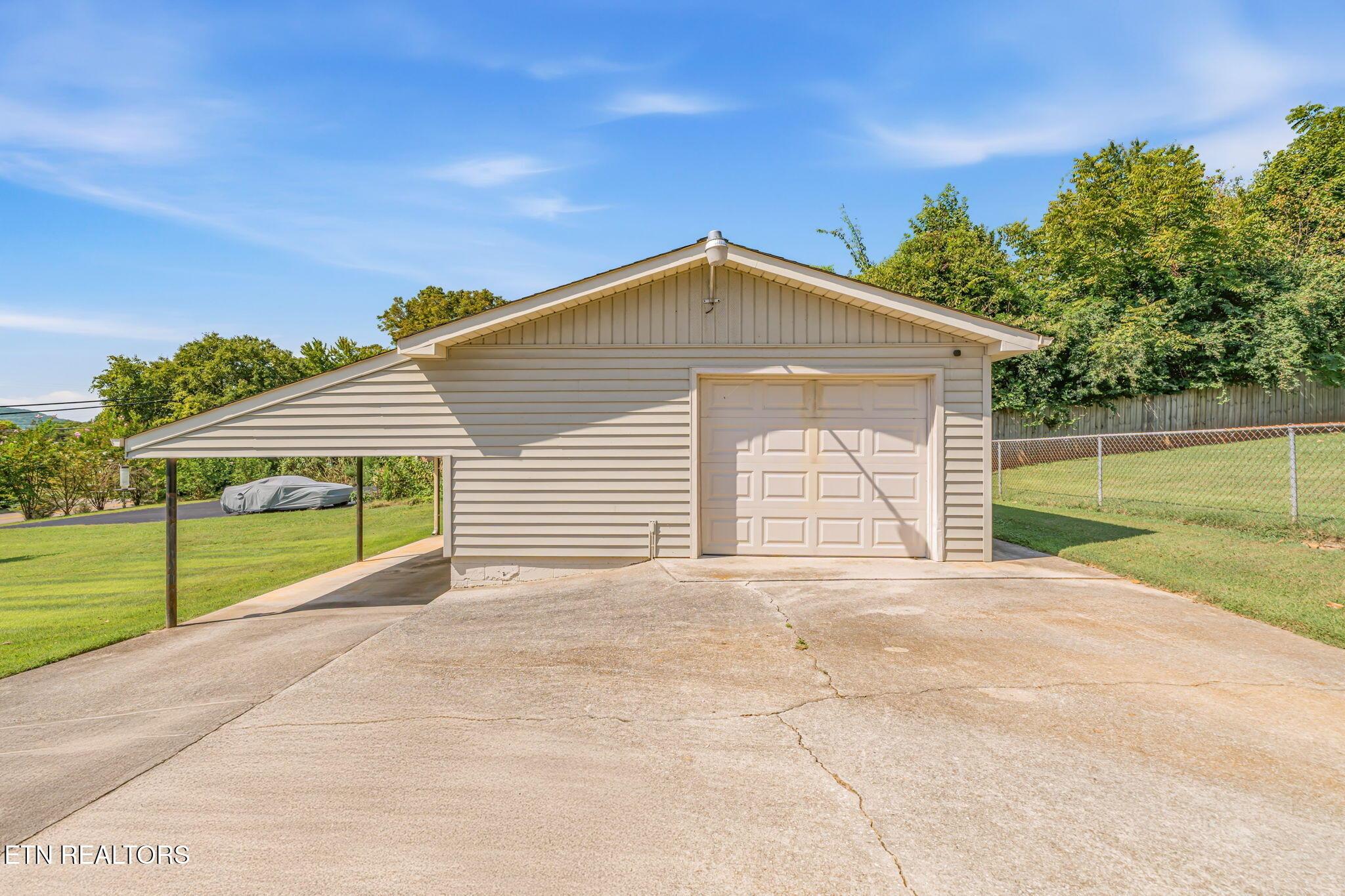 Oxmoor Rd, Knoxville, TN 37931