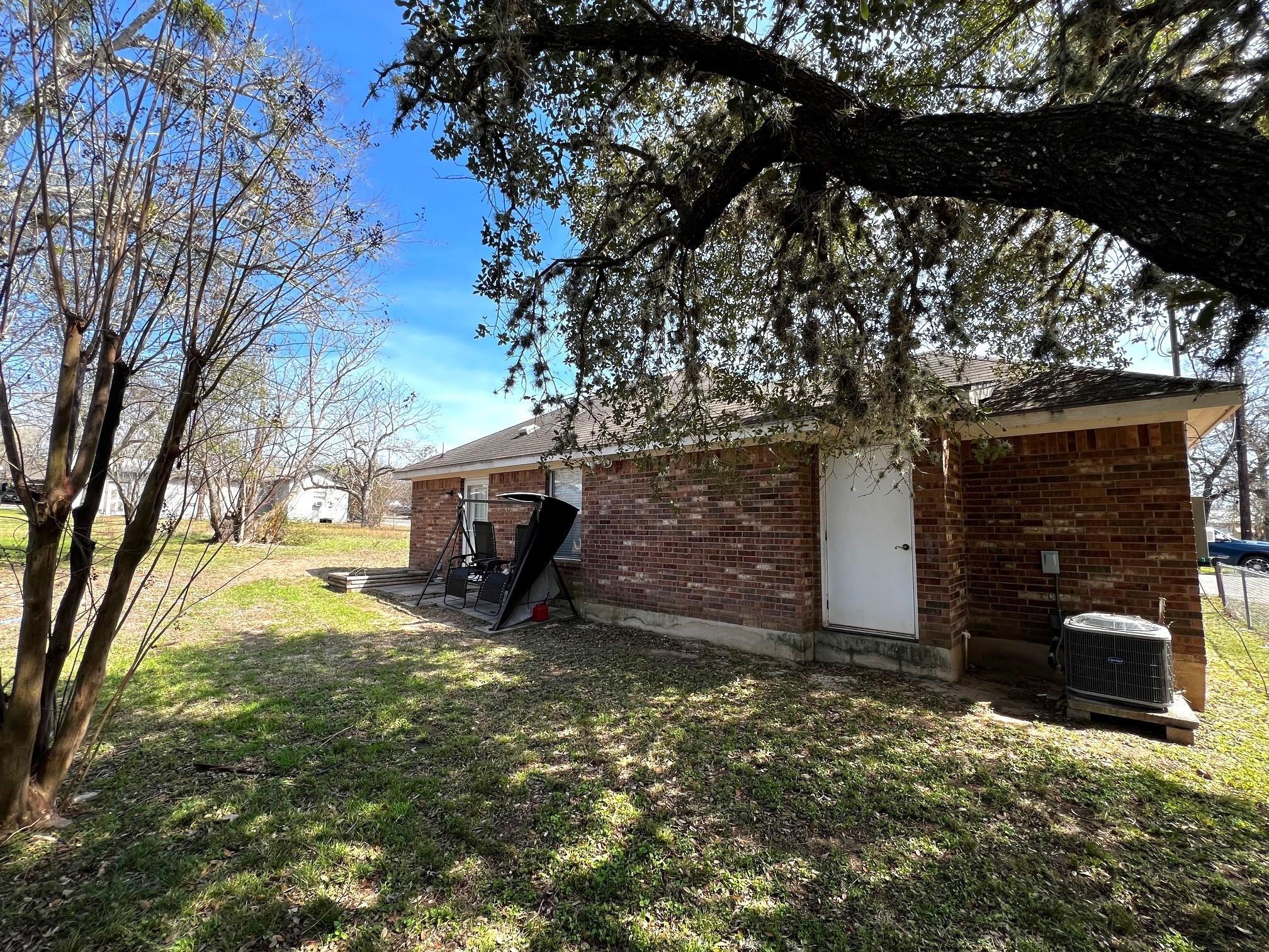 E Camp St, La Grange, TX 78945