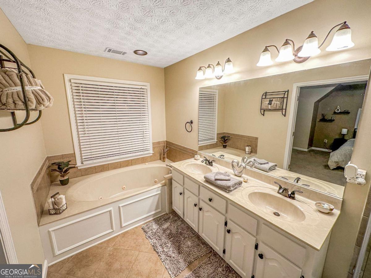 Amberidge Dr Nw, Cartersville, GA 30121