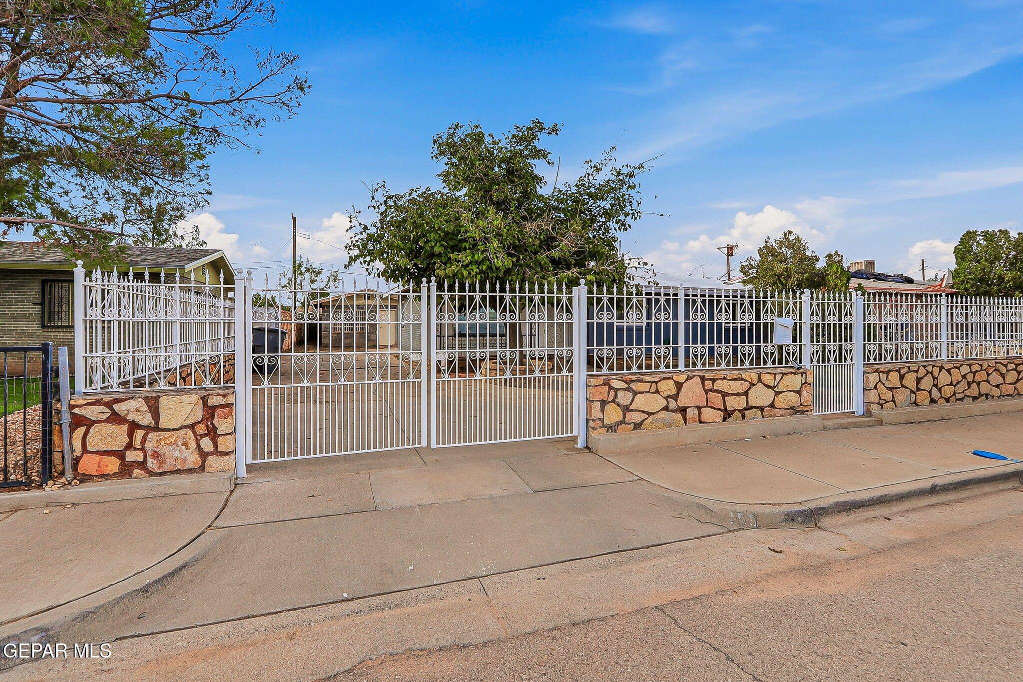 Mango Rd, El Paso, TX 79915