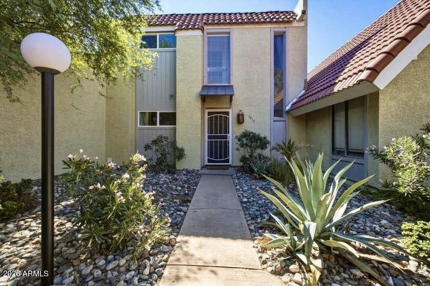 E Highland Ave, Phoenix, AZ 85014