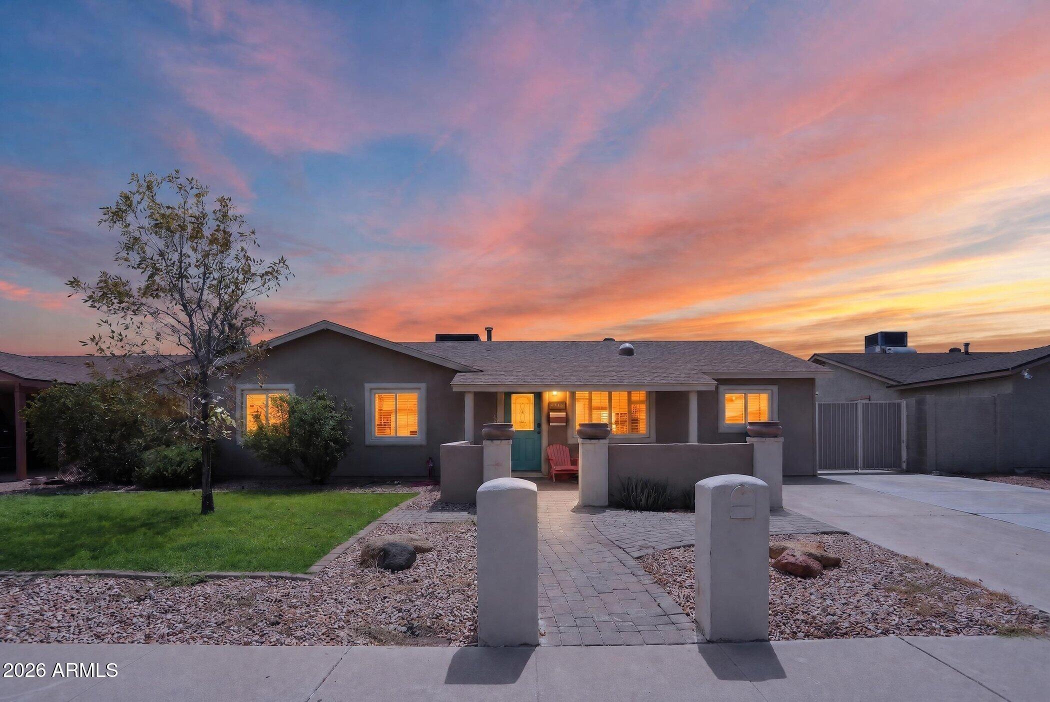 E Winchcomb Dr, Phoenix, AZ 85032