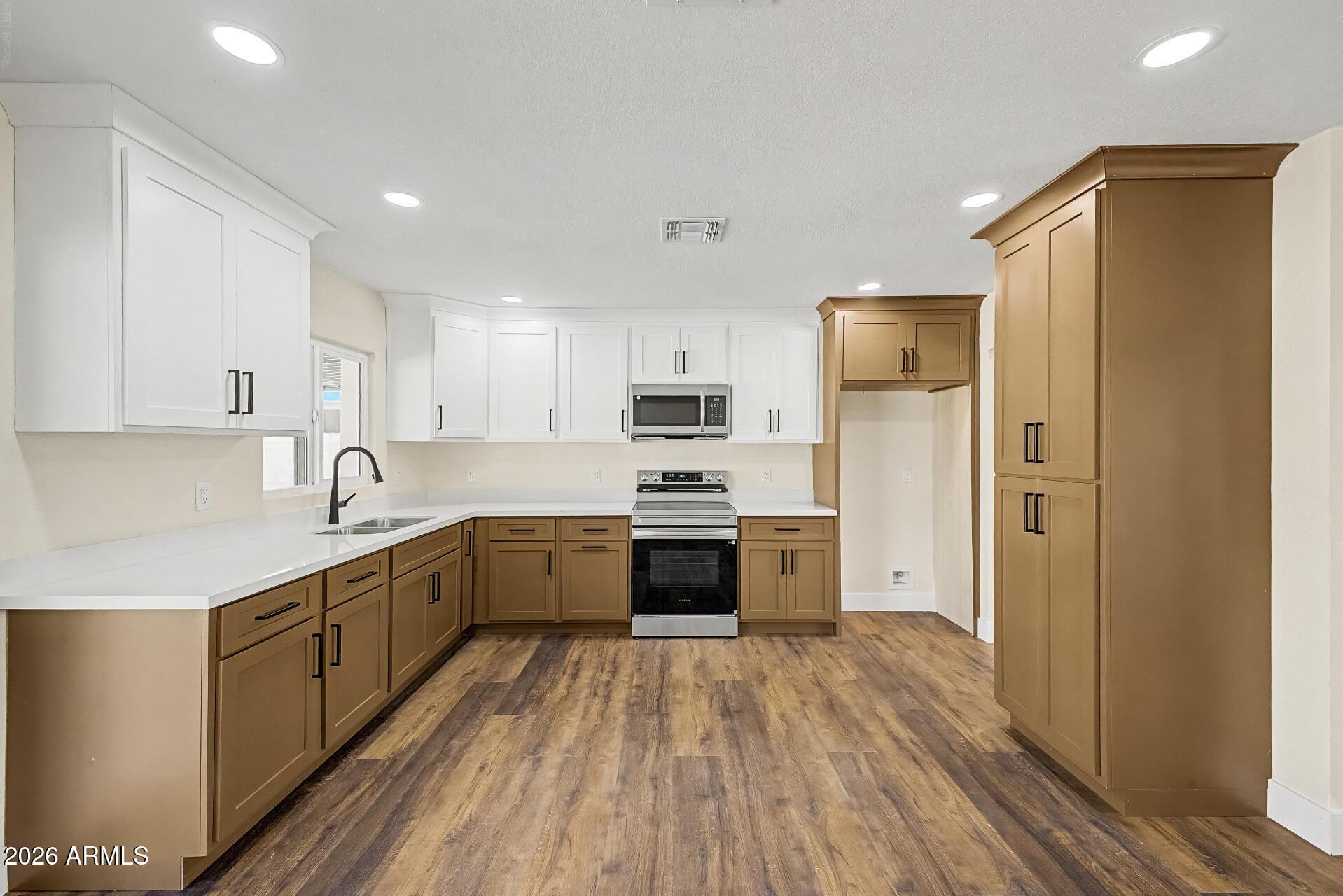 W Clarendon Ave, Phoenix, AZ 85033