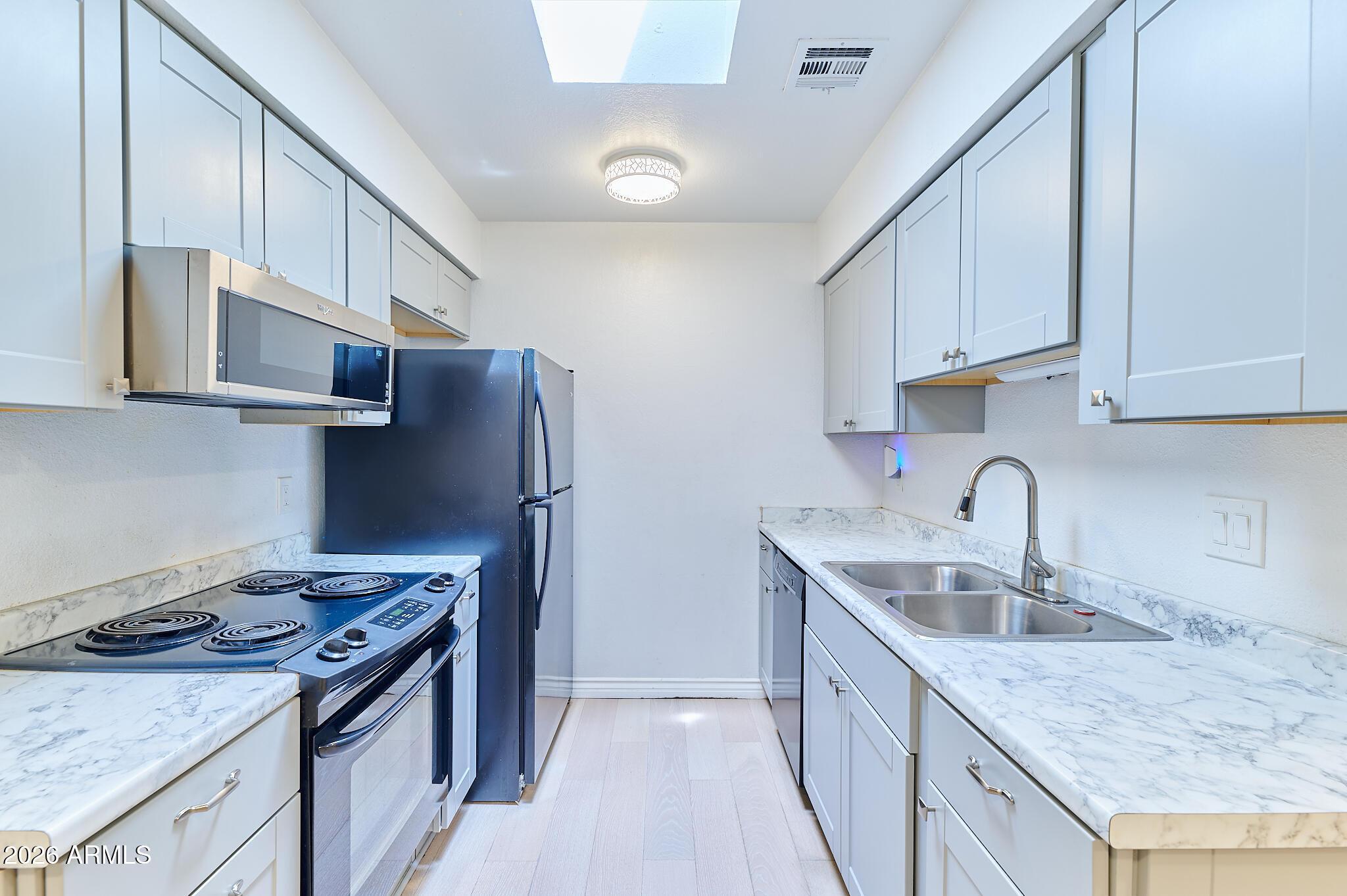 W Elm St, Phoenix, AZ 85037
