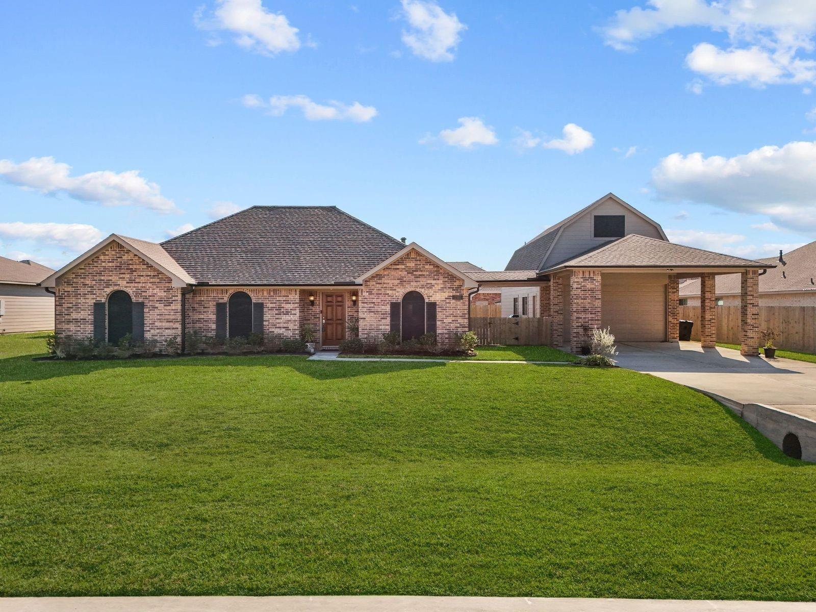 Gilbert Rd, Dickinson, TX 77539