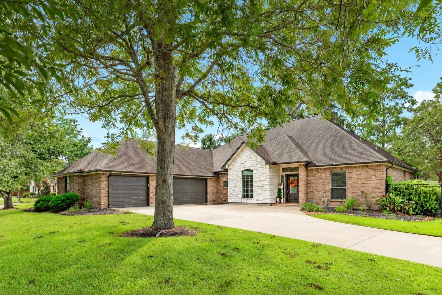 English Oak Ct, Lake Jackson, TX 77566