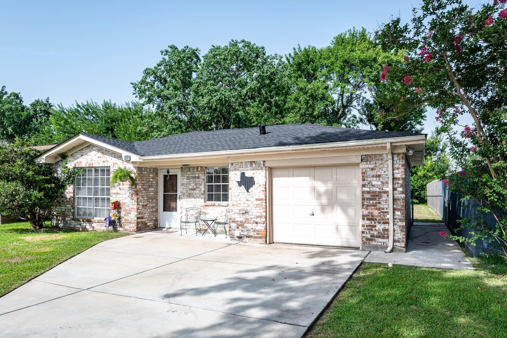 S Carroll St, La Porte, TX 77571