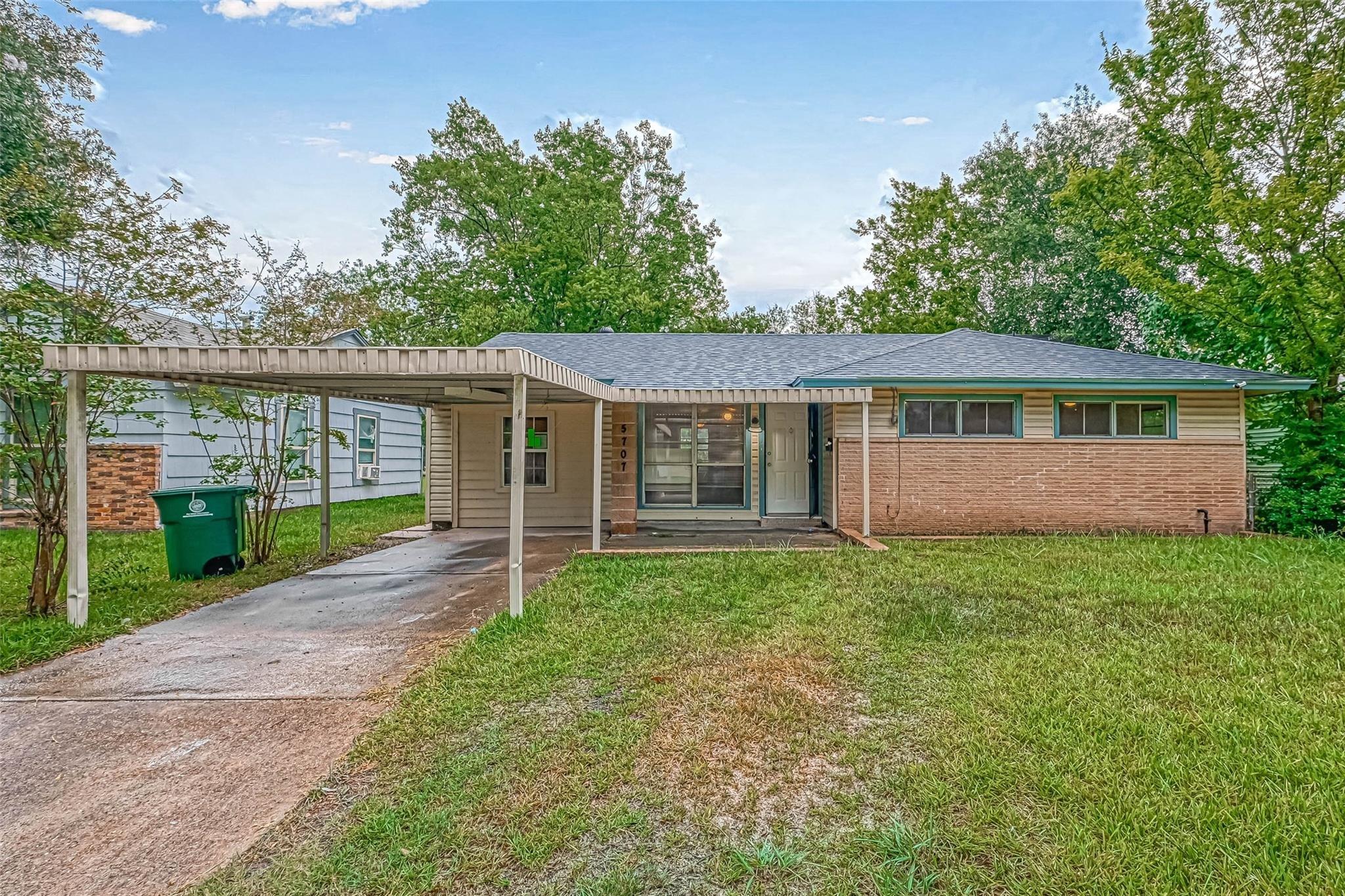 Lakefield Dr, Houston, TX 77033