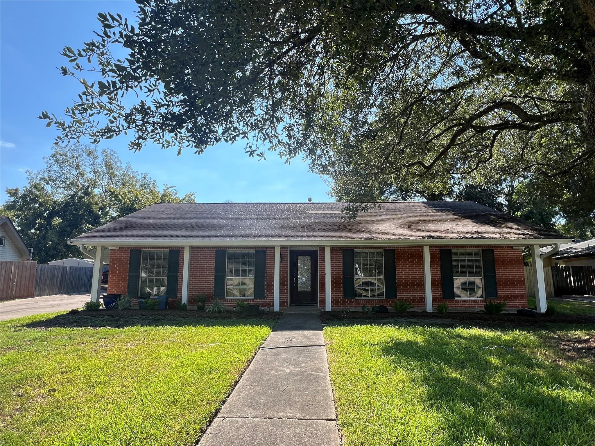 S Flamingo Dr, Seabrook, TX 77586