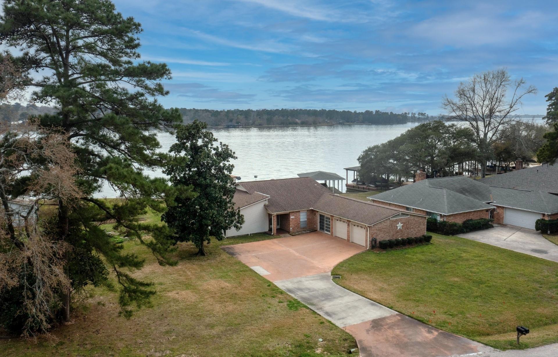 Lakepoint Dr, Willis, TX 77318