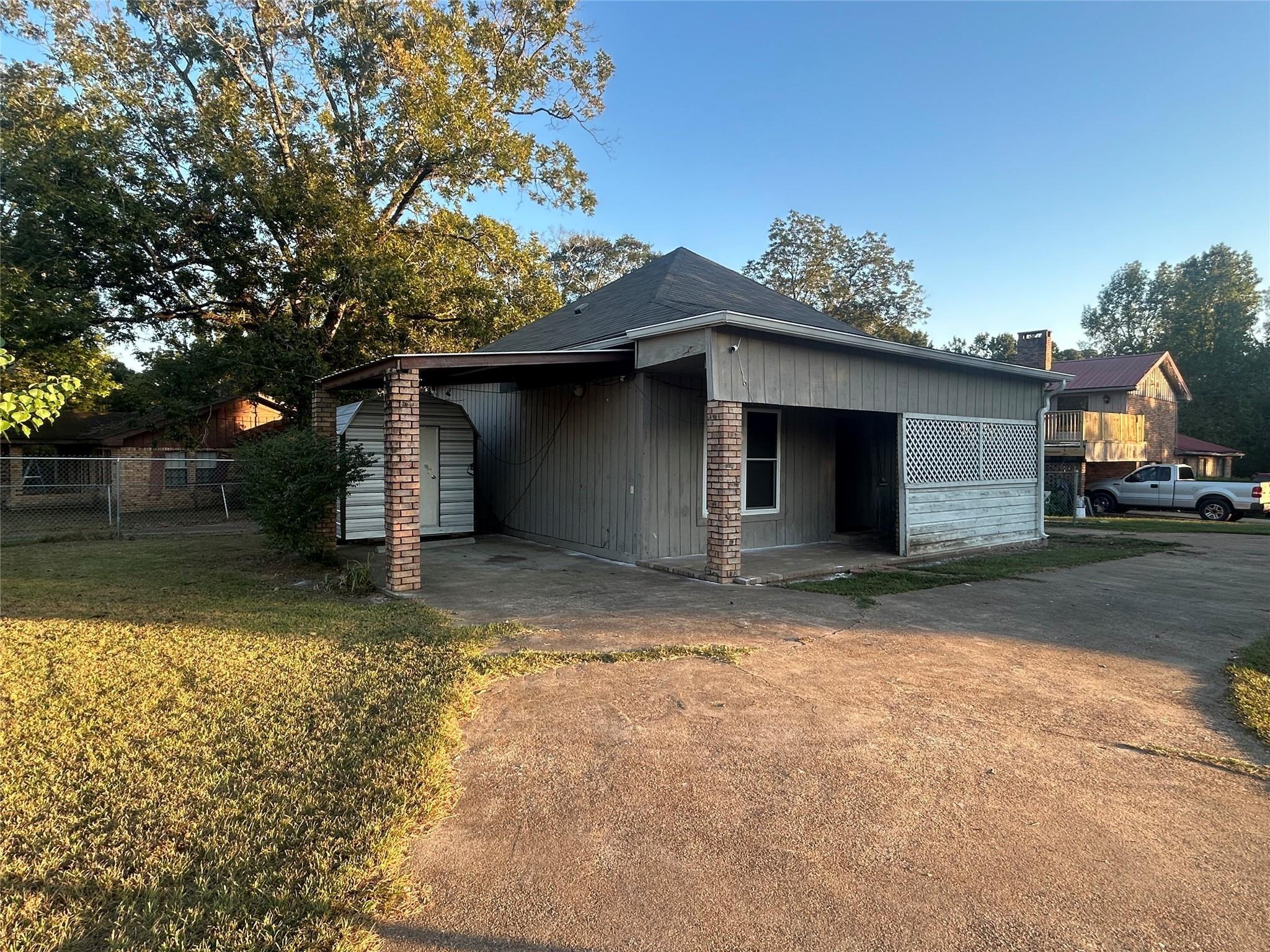 Thomas St, Center, TX 75935