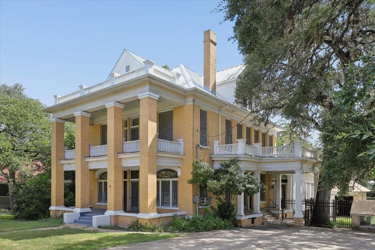 S Main St, Lockhart, TX 78644