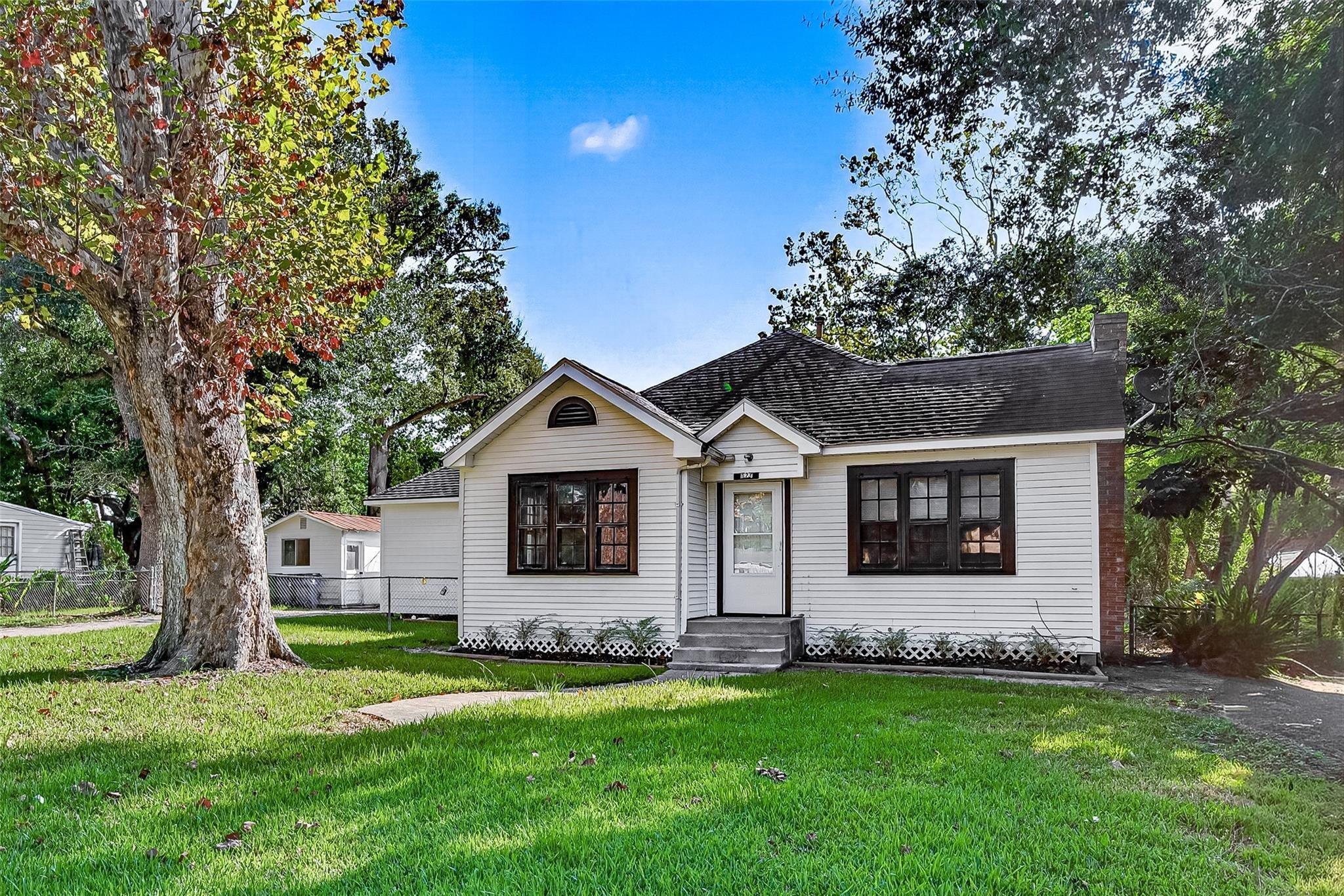 S Arcola St, Angleton, TX 77515