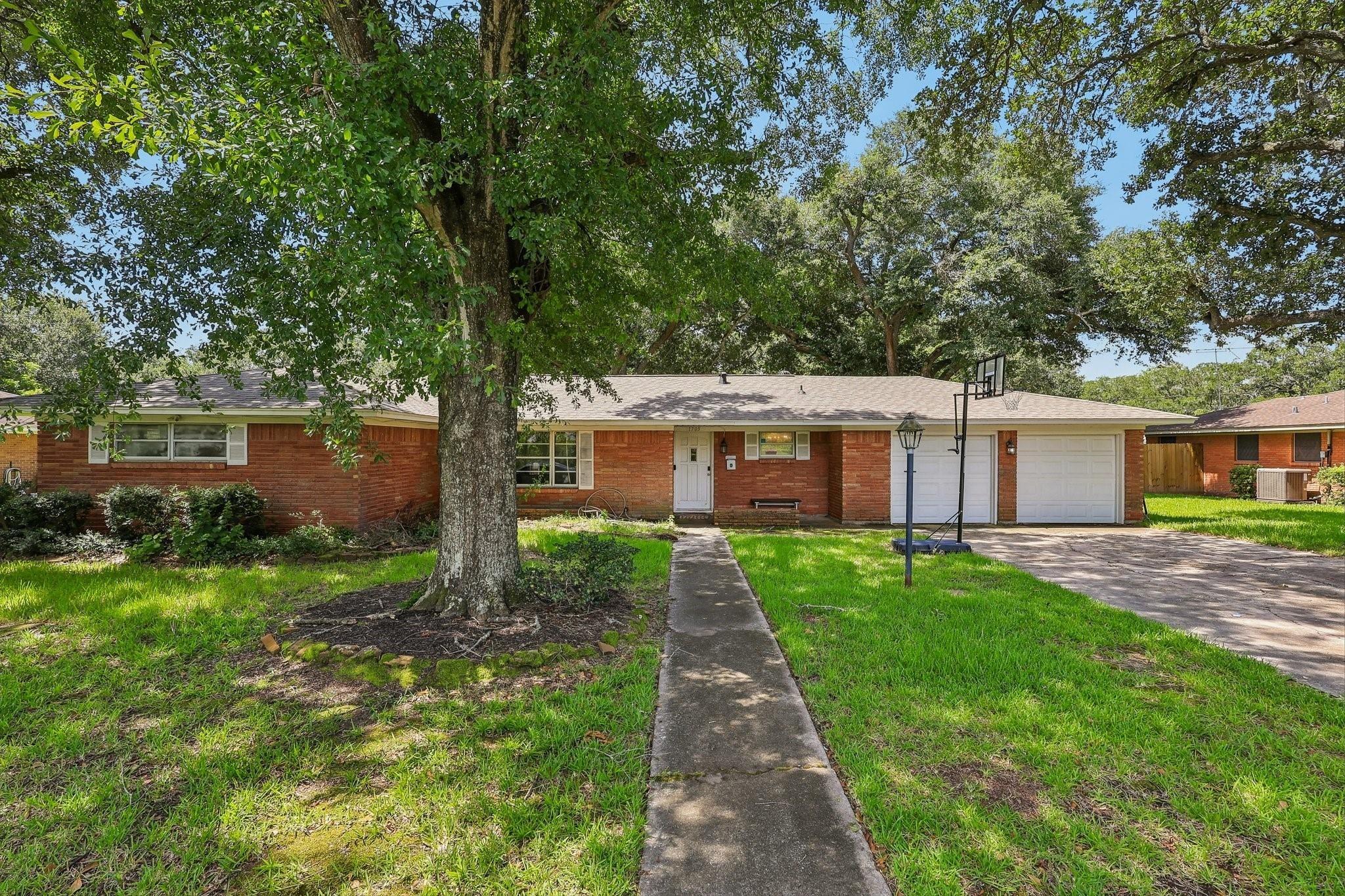 Adams St, Baytown, TX 77520