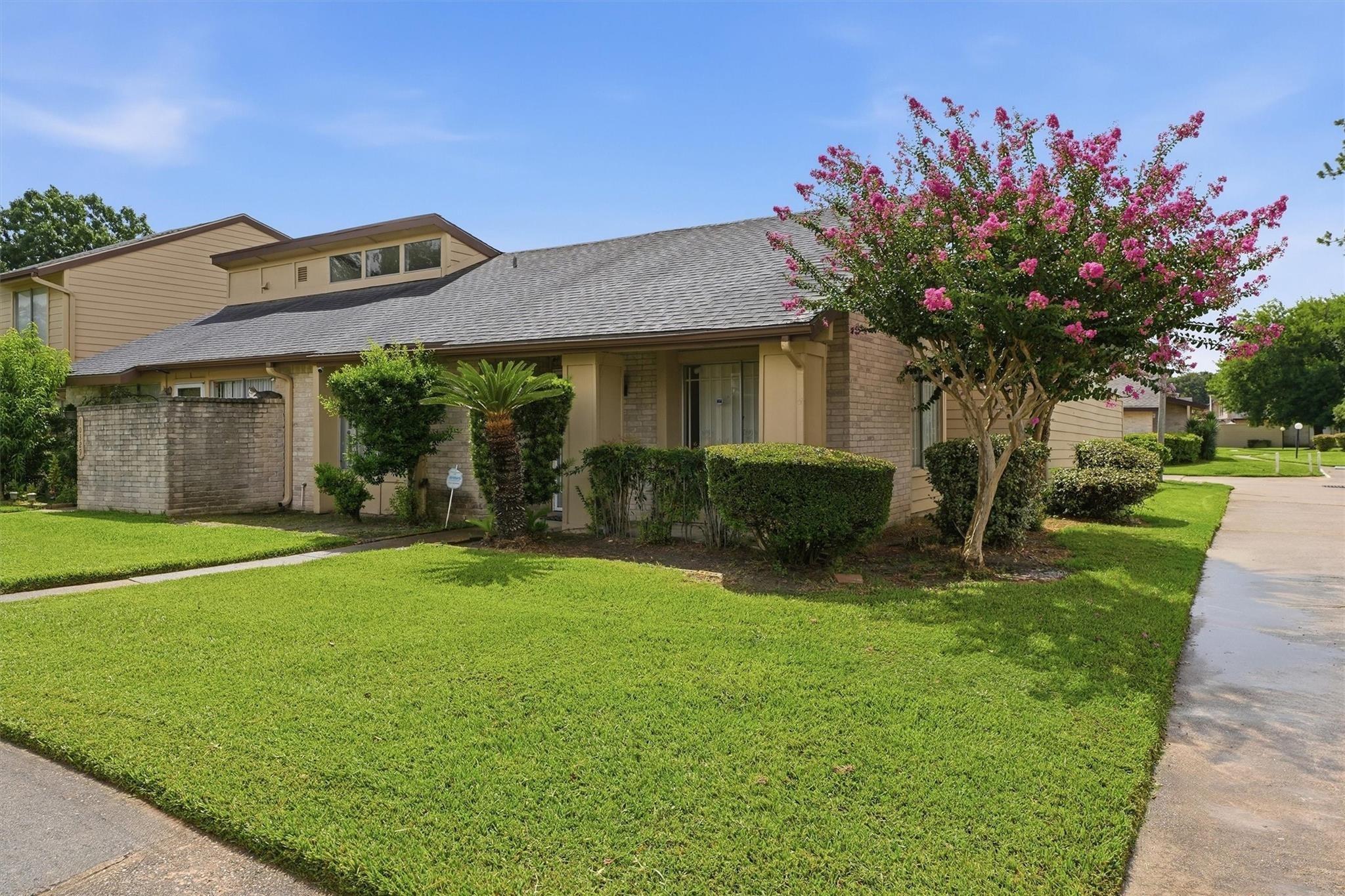 Huntington Place Dr, Houston, TX 77099