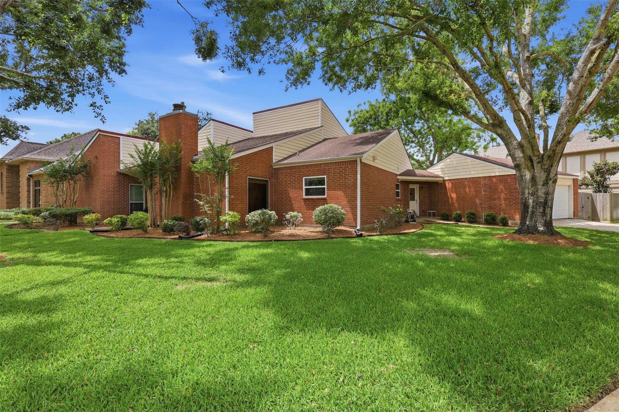Trapper Hill Dr, Houston, TX 77077