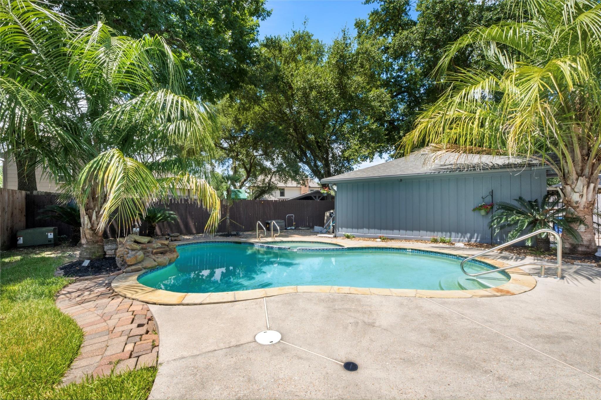 Long Grove Dr, Seabrook, TX 77586
