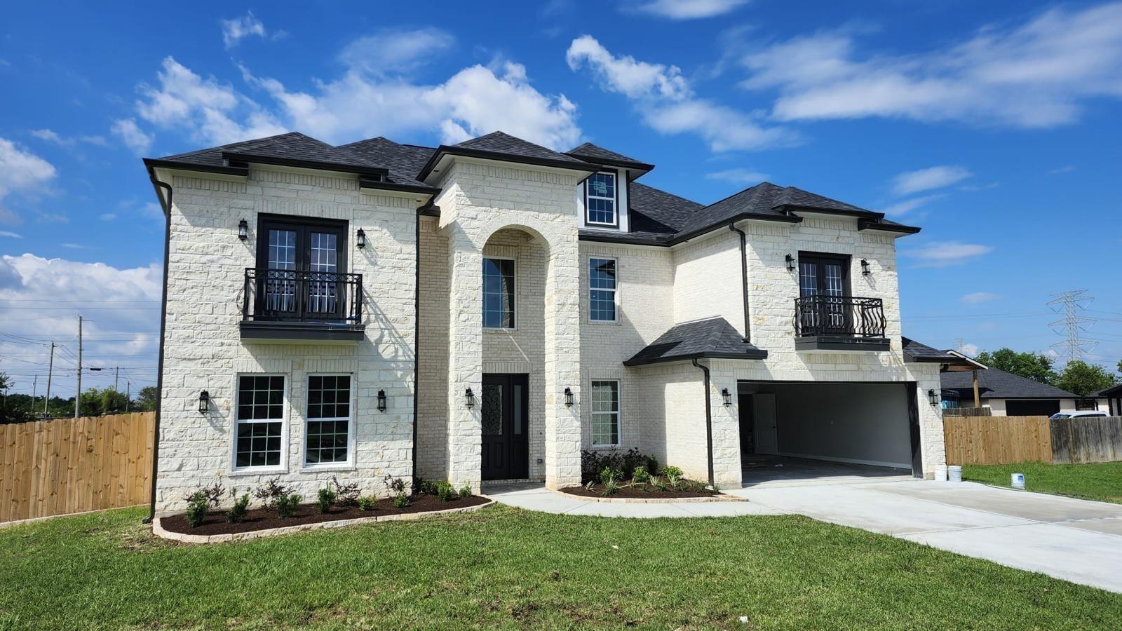 Mackey Dr, Dickinson, TX 77539
