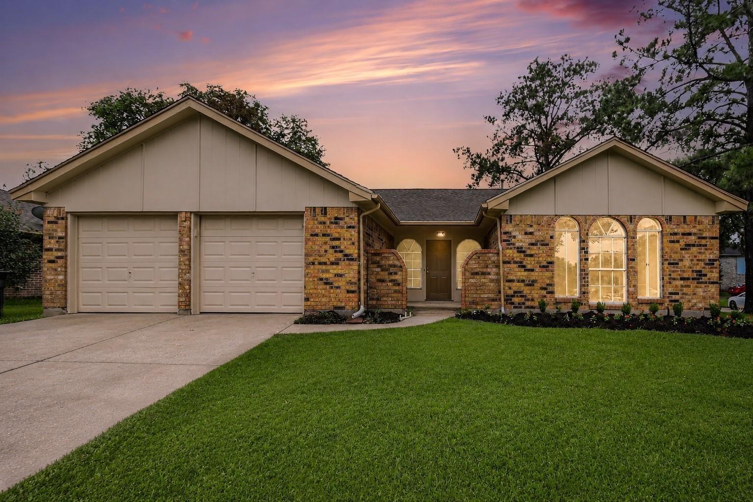 Clover Dr, Alvin, TX 77511