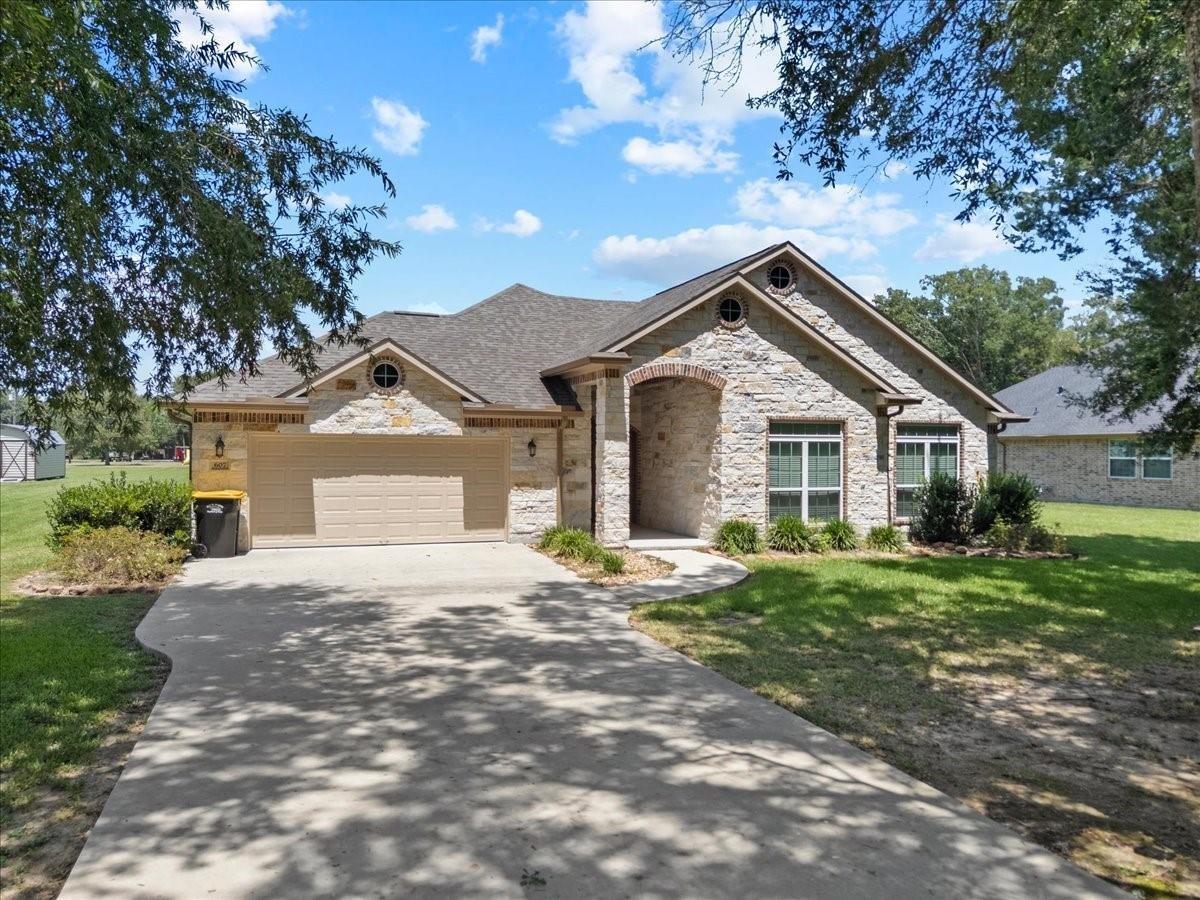 Oak St, Anahuac, TX 77514