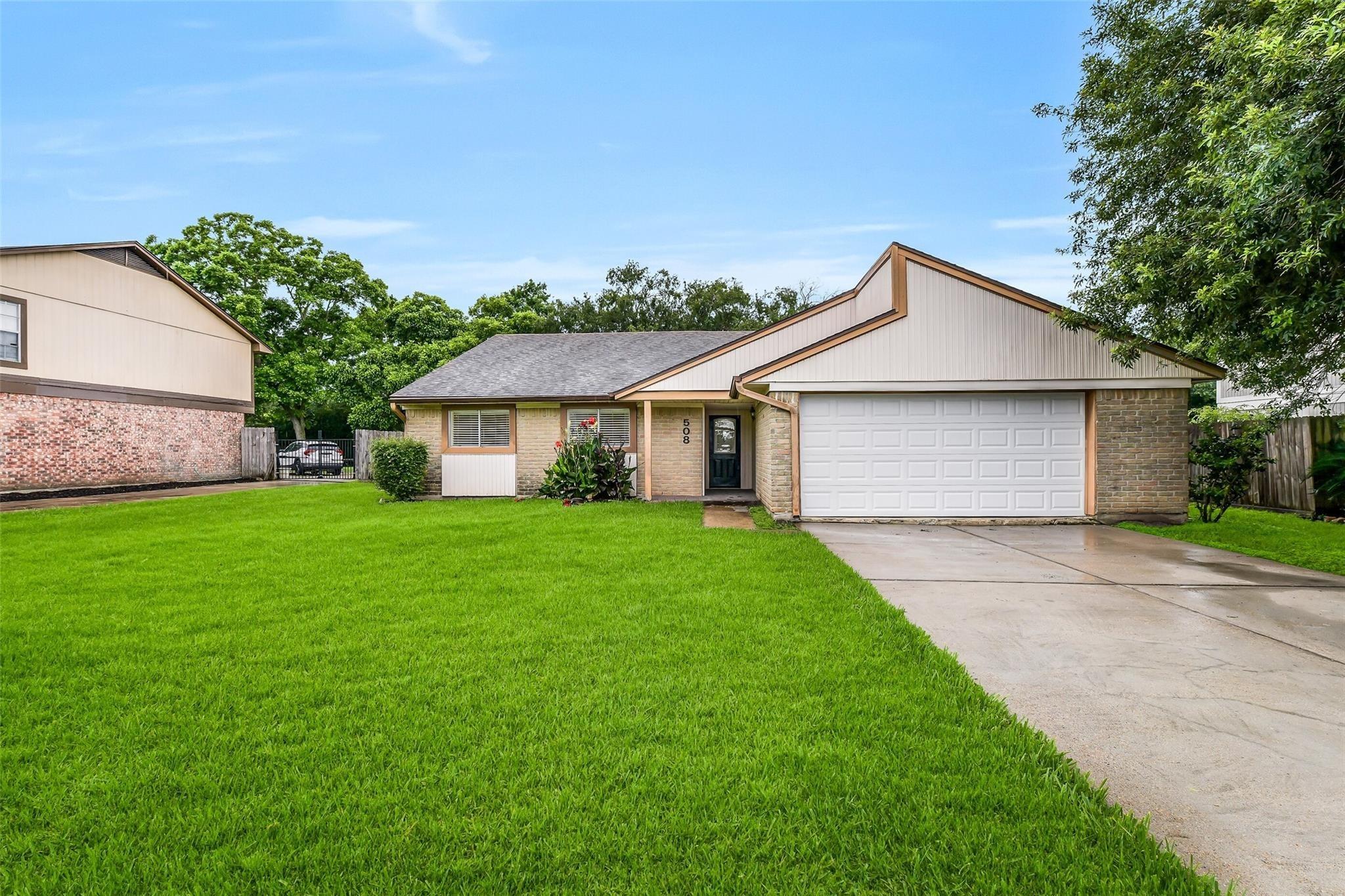 E Castle Harbour Dr, Friendswood, TX 77546