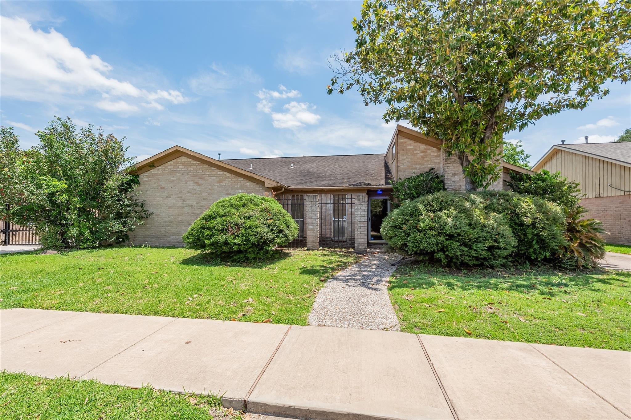 Braes Forest Dr, Houston, TX 77071