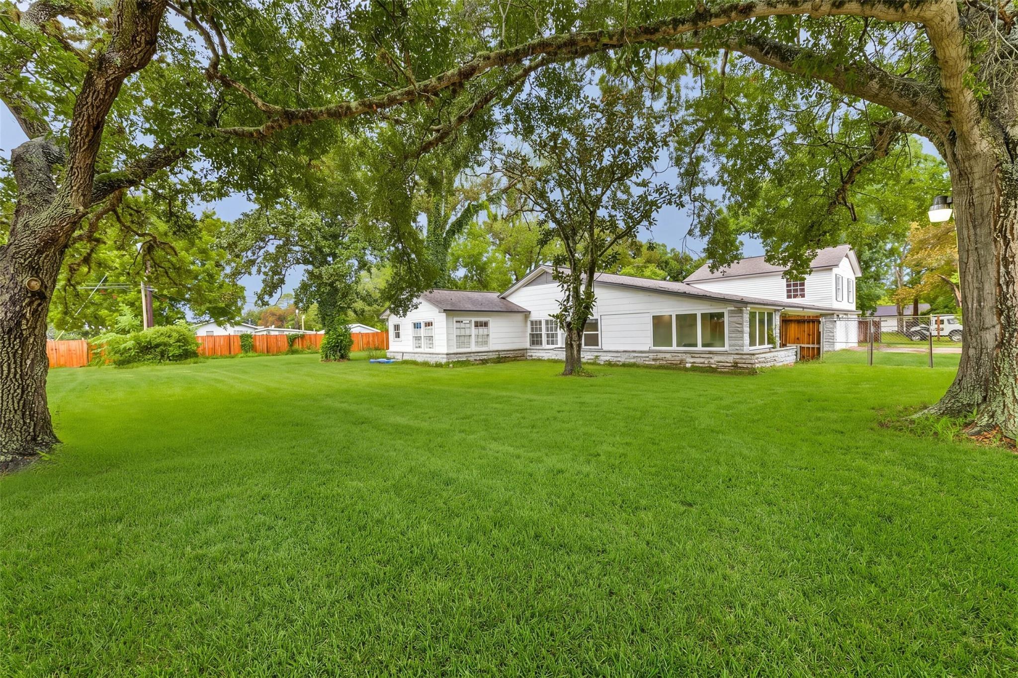 N Mattson St, West Columbia, TX 77486