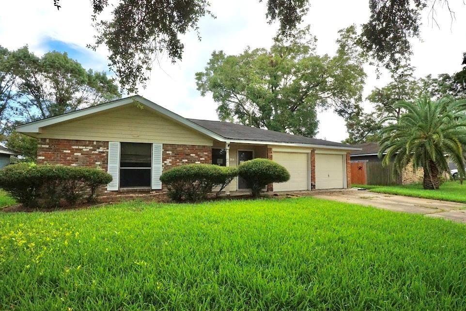 Pine St, Lake Jackson, TX 77566