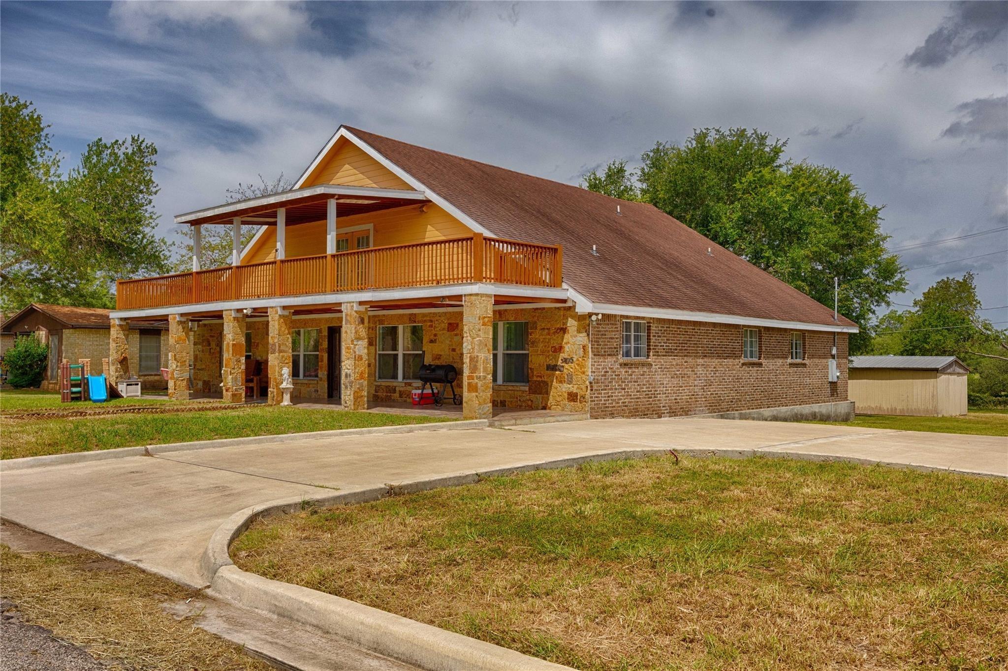 Thiele Dr, Yoakum, TX 77995