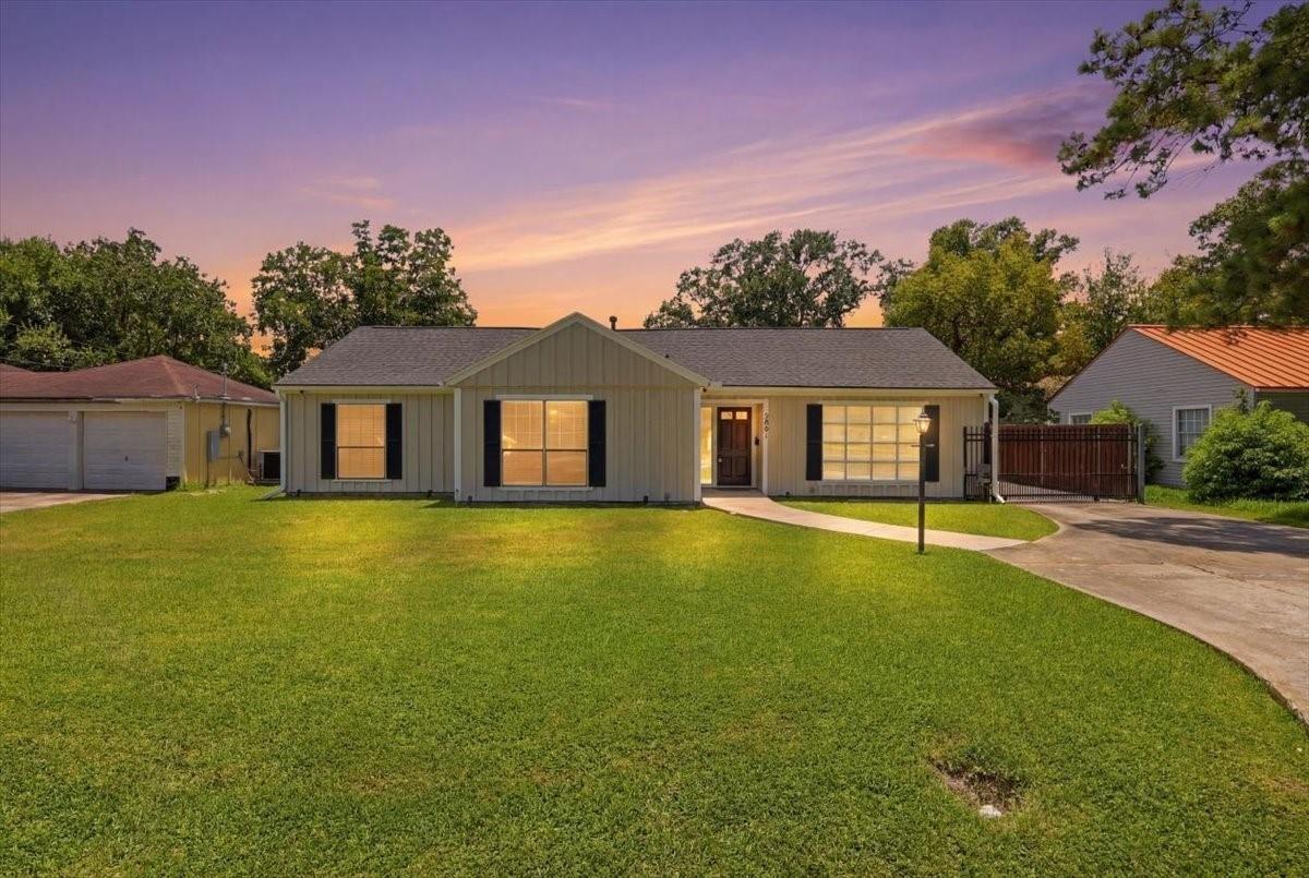 Berry Ave, Groves, TX 77619