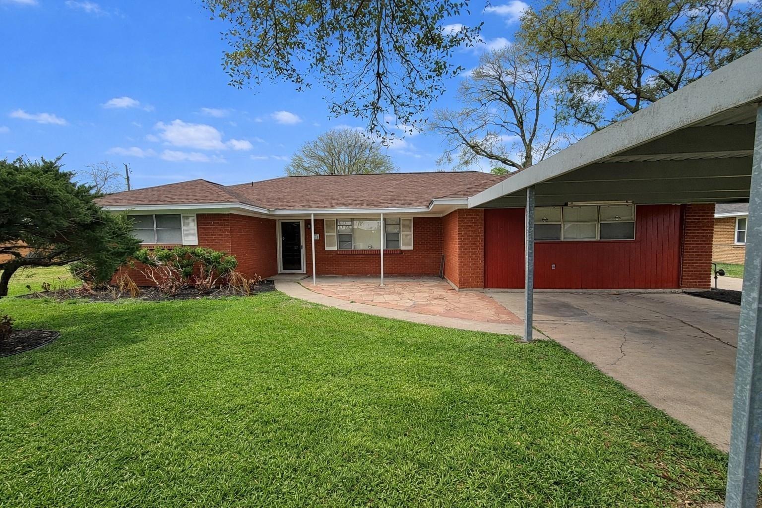 Angle St, Angleton, TX 77515
