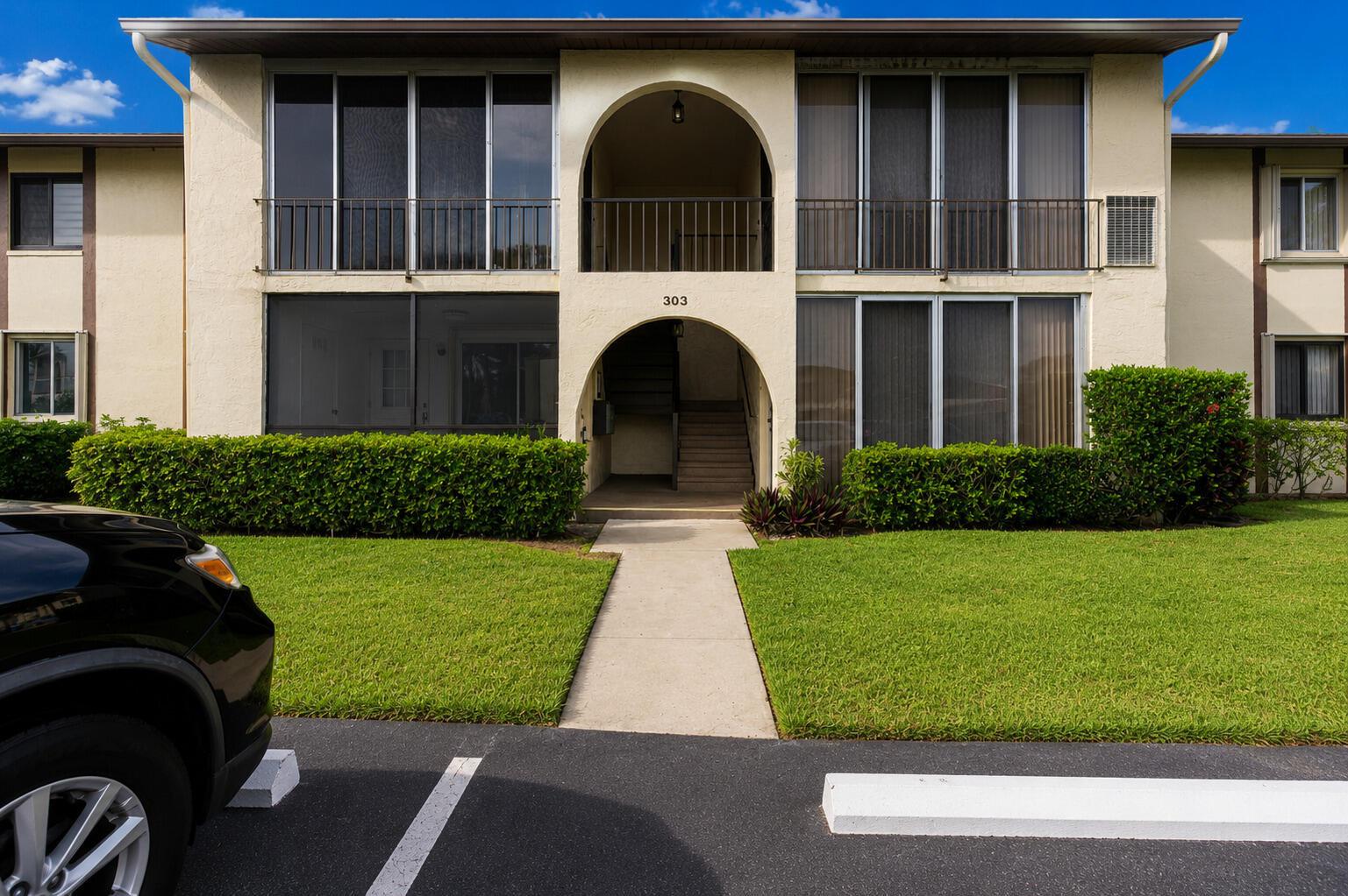 Knotty Pine Cir, Greenacres, FL 33463